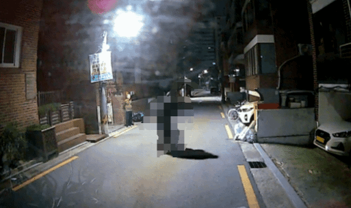 본문 이미지 - 11일 오전 5시 40분쯤 A 씨가 저항하는 B 씨를 주민이 바라보고 있음에도 끌고 가는 장면. (독자 제공)