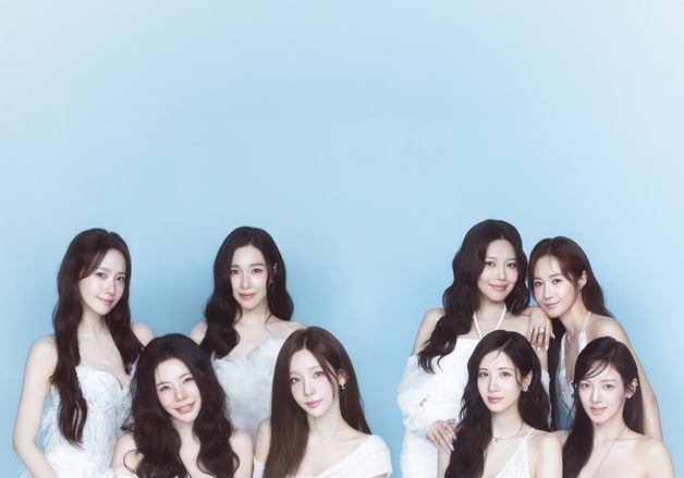 '내년 20주년' 소녀시대, 8인 완전체 '시즌 그리팅' 콘텐츠서 여신 비주얼 [N샷]