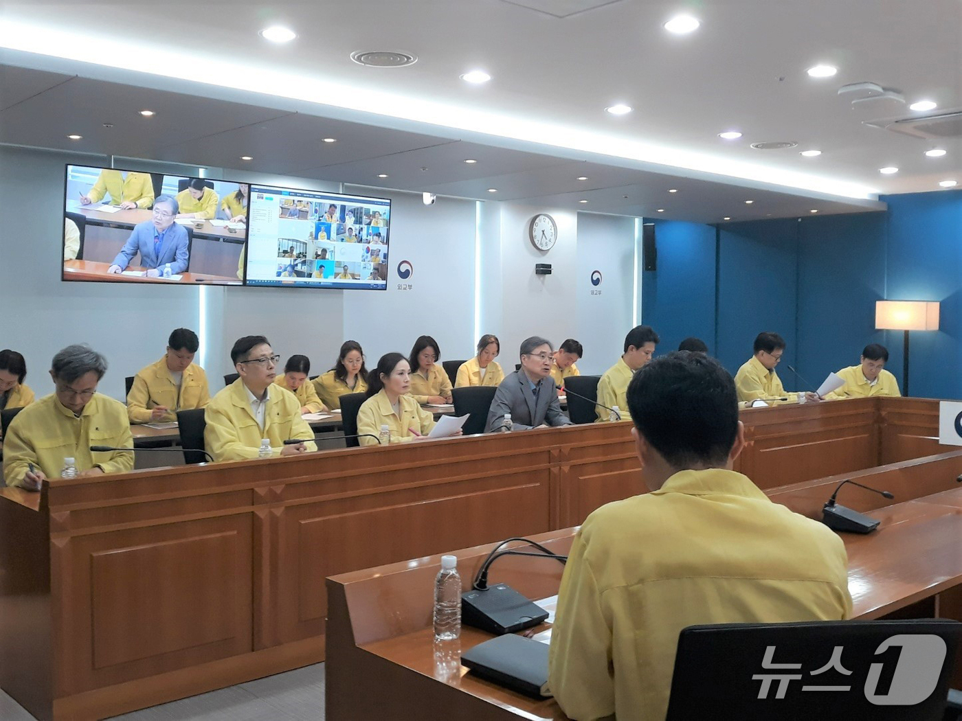 (서울=뉴스1) = 외교부는 11일 조현 장관 주재로 중동 지역 15개 공관과 합동 상황점검회의'를 열었다고 밝혔다. 사진은 회의 모습.한편, 외교부는 이날 22시부로 사우디아라비 …