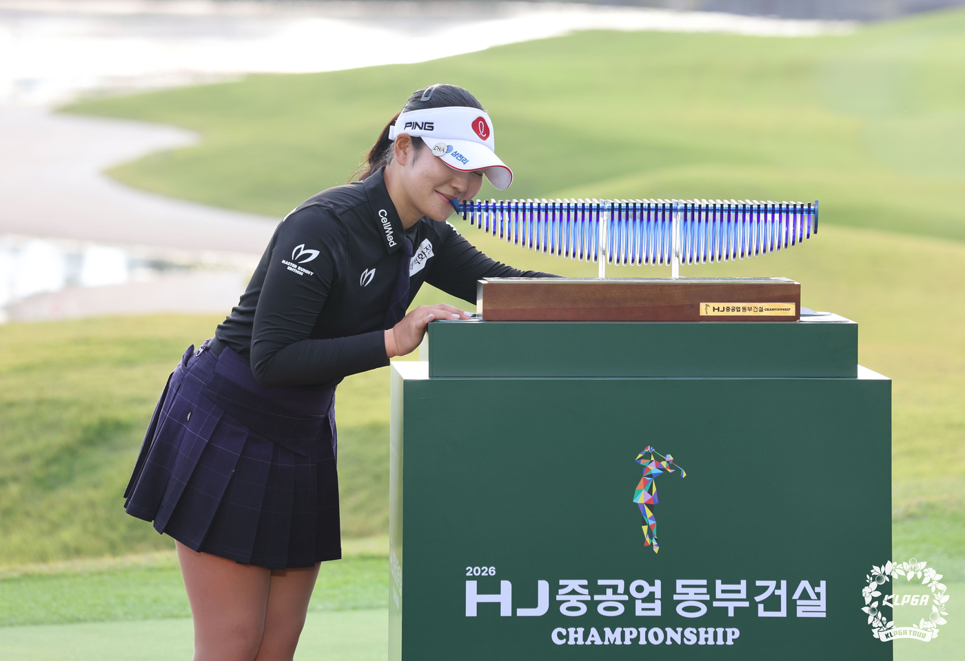 (서울=뉴스1) = 유현조가 11일 경남 양산시 에이원 컨트리클럽(파72)에서 열린 HJ중공업·동부건설 챔피언십 최종 라운드에서 우승 확정 후 우승 트로피에 입을 맞추고 있다. ( …