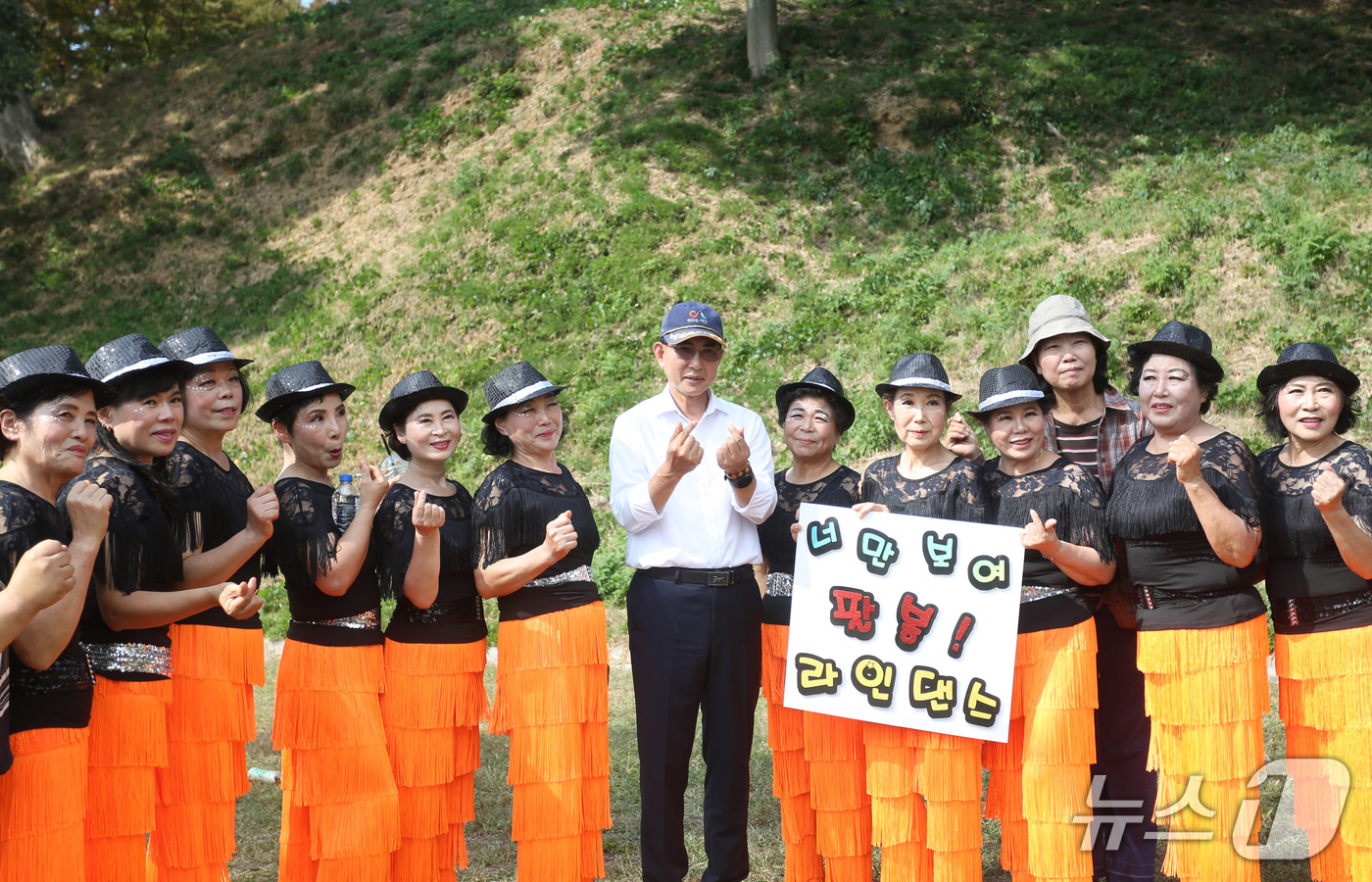 (서산=뉴스1) 김기태 기자 = 이완섭 서산시장이 11일 충남 서산 해미읍성 일원에서 열린 제23회 서산해미읍성축제에서 공연 참여 주민과 기념촬영을 하고 있다. (서산시 제공. 재 …