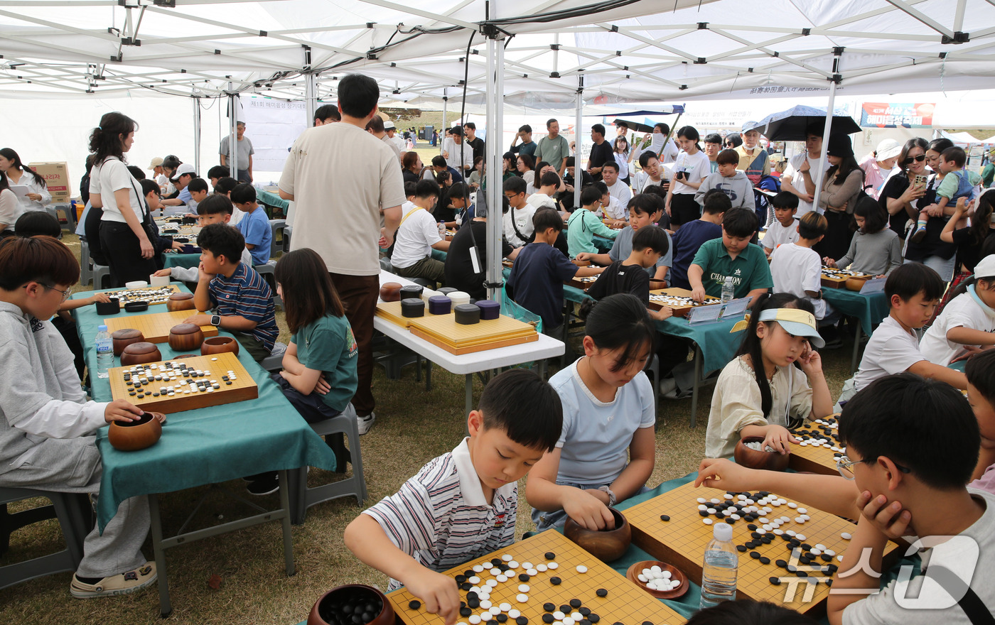 (서산=뉴스1) 김기태 기자 = 11일 충남 서산 해미읍성 일원에서 열린 제23회 서산해미읍성축제에서 관람객들이 바둑을 체험하고 있다. (서산시 제공. 재판매 및 DB 금지) 20 …