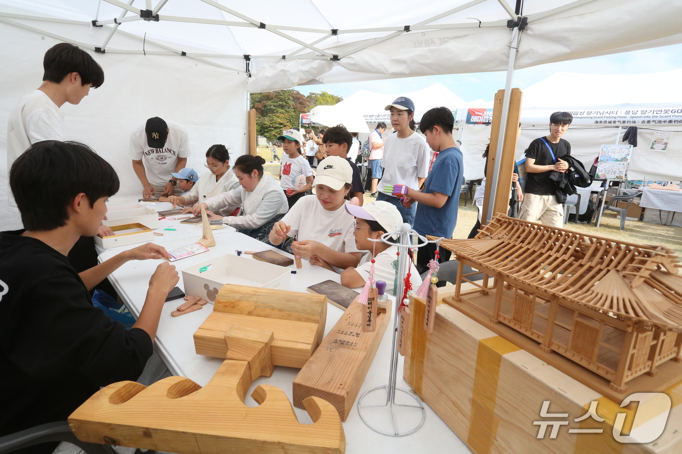 (서산=뉴스1) 김기태 기자 = 11일 충남 서산 해미읍성 일원에서 열린 제23회 서산해미읍성축제에서 관람객들이 무형유산 대목장 체험을 하고 있다. (서산시 제공. 재판매 및 DB …