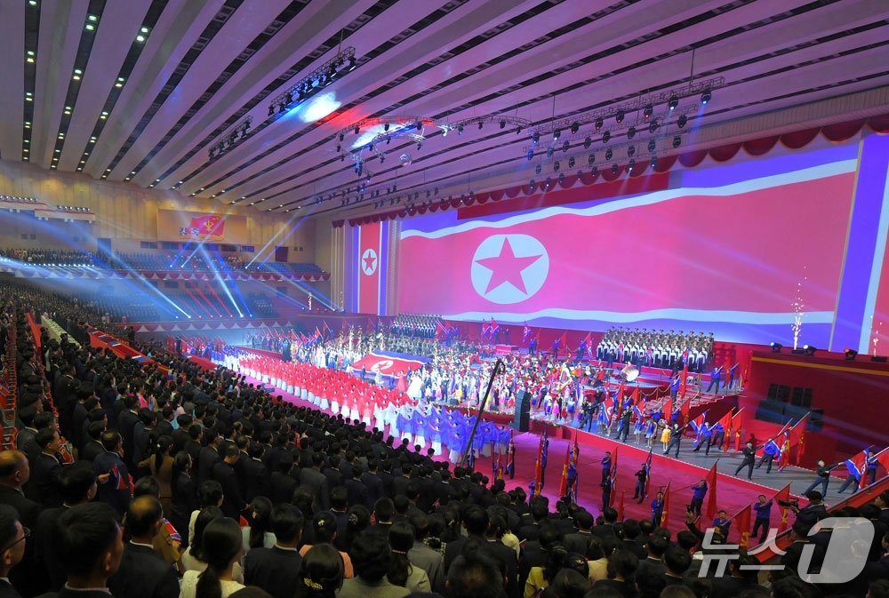 (평양 노동신문=뉴스1) = 북한 노동당 기관지 노동신문은 12일 "역사적인 조선노동당 제9차 대회 결정 관철을 위한 보람찬 투쟁 여정에서 위대한 어머니당의 탄생일을 뜻깊게 맞이한 …
