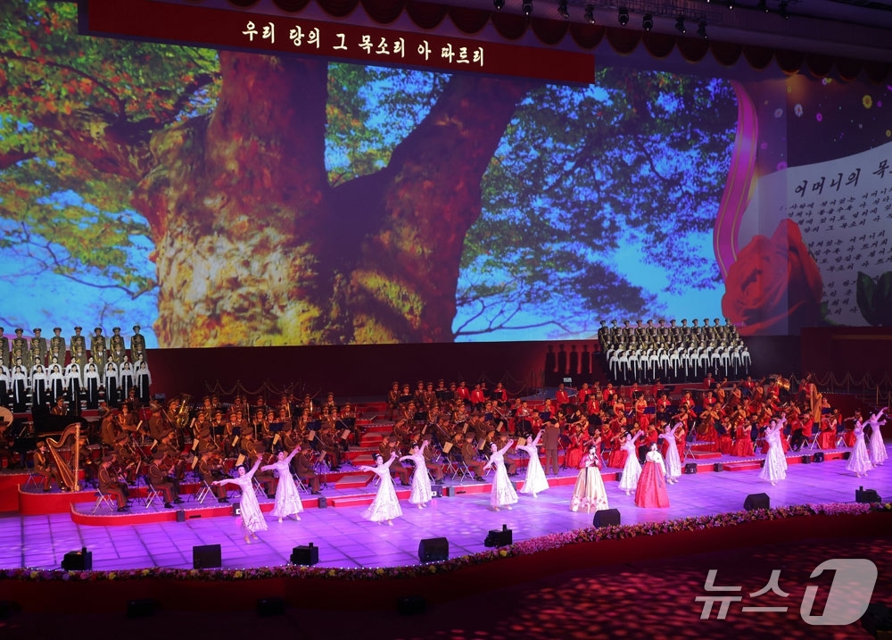 (평양 노동신문=뉴스1) = 북한 노동당 기관지 노동신문은 12일 "역사적인 조선노동당 제9차 대회 결정 관철을 위한 보람찬 투쟁 여정에서 위대한 어머니당의 탄생일을 뜻깊게 맞이한 …