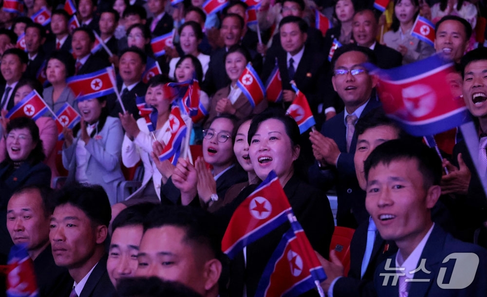 (평양 노동신문=뉴스1) = 북한 노동당 기관지 노동신문은 12일 "역사적인 조선노동당 제9차 대회 결정 관철을 위한 보람찬 투쟁 여정에서 위대한 어머니당의 탄생일을 뜻깊게 맞이한 …