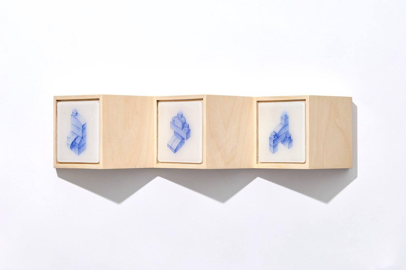 본문 이미지 - 강나래, 어제와 다른 집 #1_유리, 안료, 나무_13&times;53&times;12cm_2026 (레이블갤러리 제공)