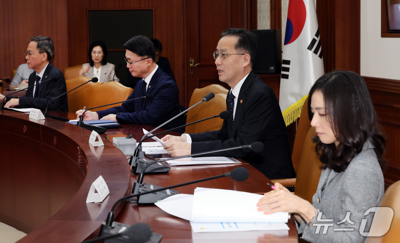 (서울=뉴스1) 이종덕 기자 = 이형일 부총리 겸 재정경제부 장관이 12일 서울 종로구 정부서울청사에서 열린 대외경제장관회의를 주재하고 있다. 이날 회의에서는 대외경제 리스크 점검 …