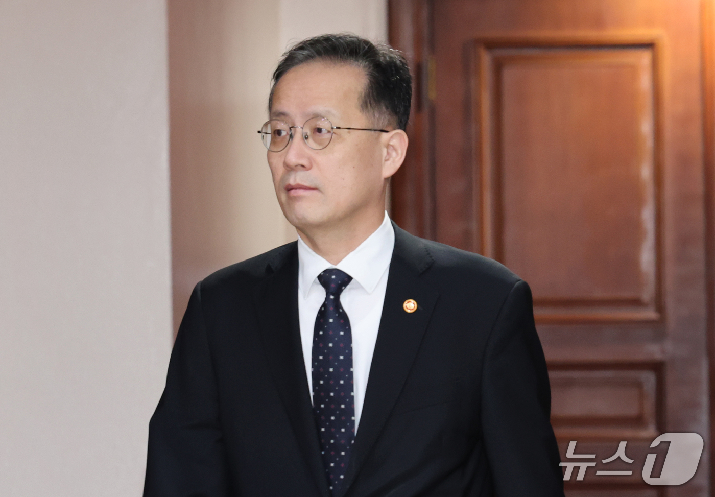 (서울=뉴스1) 이종덕 기자 = 이형일 부총리 겸 재정경제부 장관이 12일 서울 종로구 정부서울청사에서 열린 대외경제장관회의에 참석하고 있다. 이날 회의에서는 대외경제 리스크 점검 …