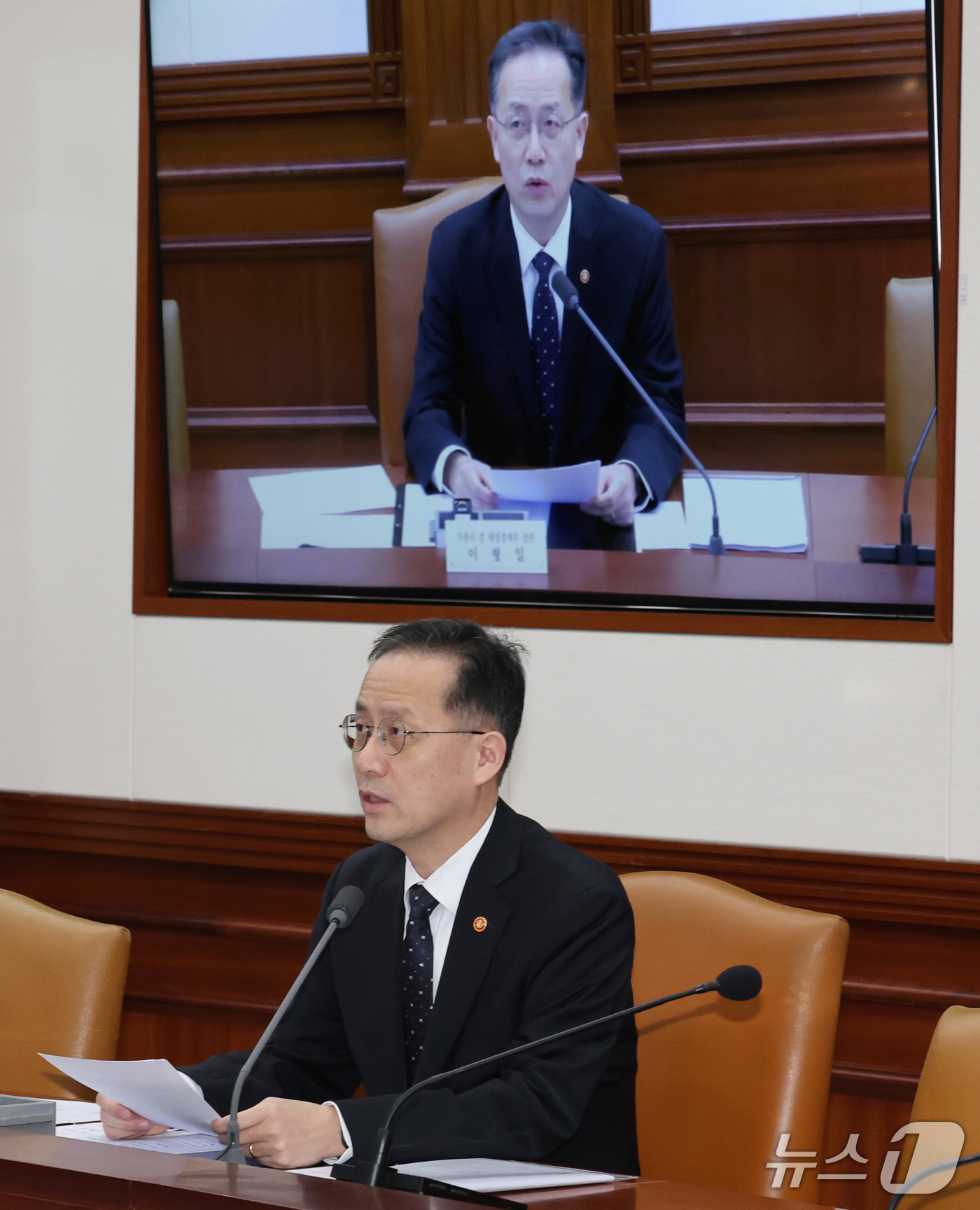 (서울=뉴스1) 이종덕 기자 = 이형일 부총리 겸 재정경제부 장관이 12일 서울 종로구 정부서울청사에서 열린 대외경제장관회의를 주재하고 있다. 이날 회의에서는 대외경제 리스크 점검 …