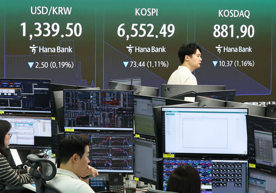 삼전 -1% SK하닉 -2% '동반 하락'…오픈AI 논란 美 반도체 약세[핫종목]