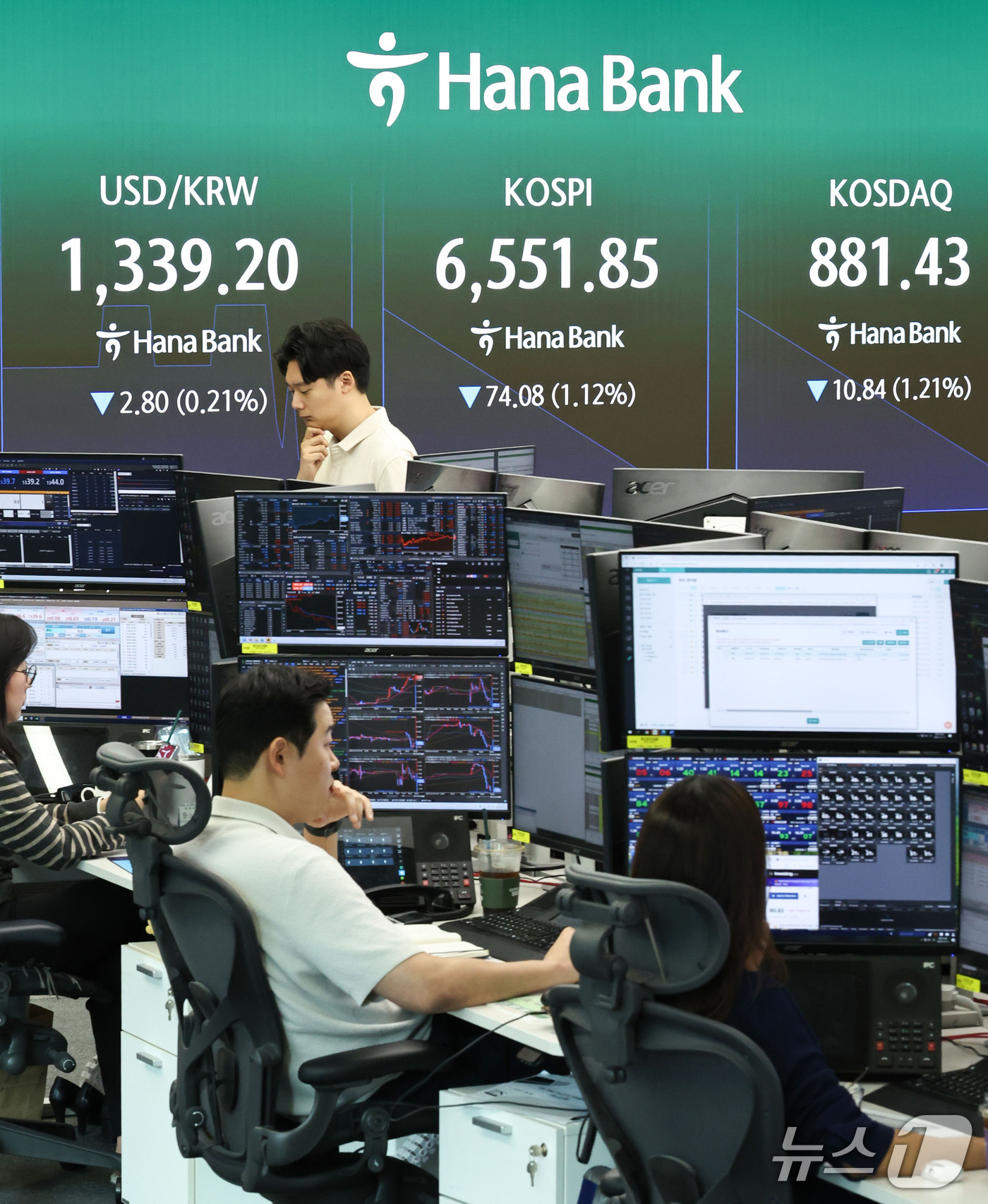 (서울=뉴스1) 이종수 기자 = 12일 오전 서울 중구 하나은행 딜링룸 전광판에 코스피 지수 등 시황이 표시되고 있다. 이날 코스피는 전 거래일 대비 47.76p(0.72%) 내린 …