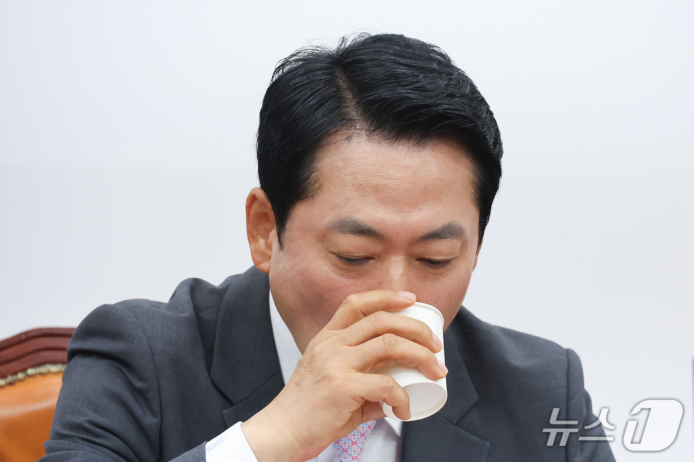 (서울=뉴스1) 신웅수 기자 = 장동혁 국민의힘 대표가 12일 서울 여의도 국회에서 열린 최고위원회의에서 목을 축이고 있다. 2026.10.12/뉴스1