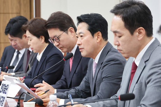 지지율 엎치락뒤치락…'안보·사법·민생' 공세로 활로 찾는 野