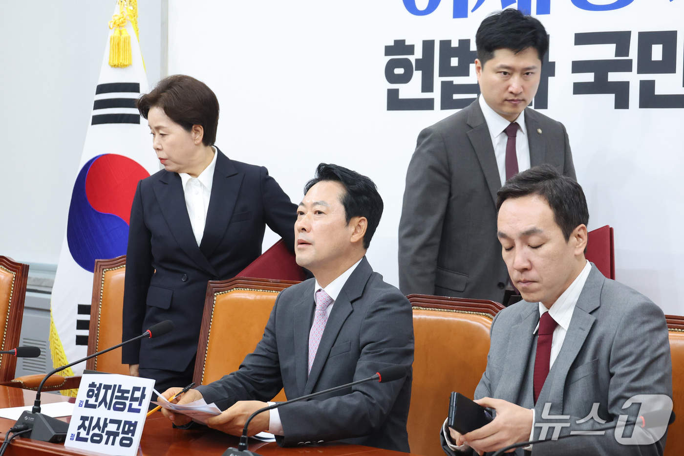 (서울=뉴스1) 신웅수 기자 = 장동혁 국민의힘 대표와 양향자·우재준 최고위원이 12일 서울 여의도 국회에서 열린 최고위원회의에 참석하고 있다. 2026.10.12/뉴스1