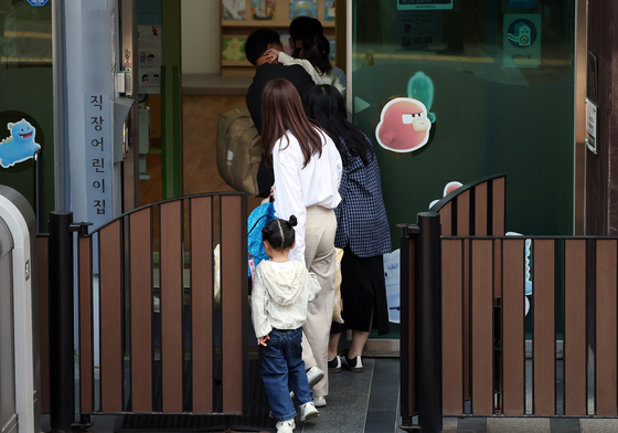 아이 줄어드는데 어린이집 입소는 8개월 대기…4년 반 새 1만 1000곳 폐원
