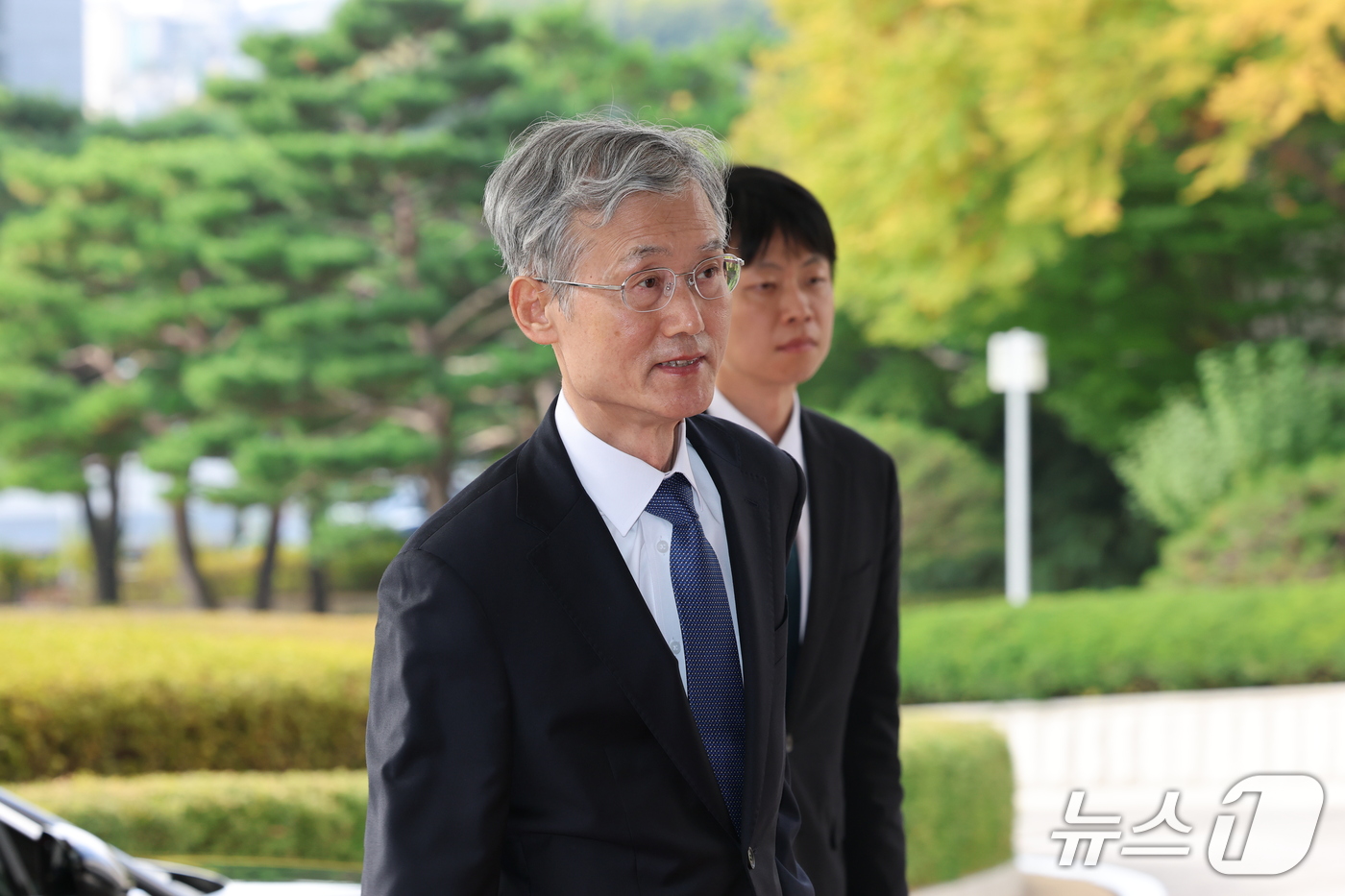 (서울=뉴스1) 박세연 기자 = 조희대 대법원장이 12일 오전 서울 서초구 대법원으로 출근하고 있다. 2026.10.12/뉴스1