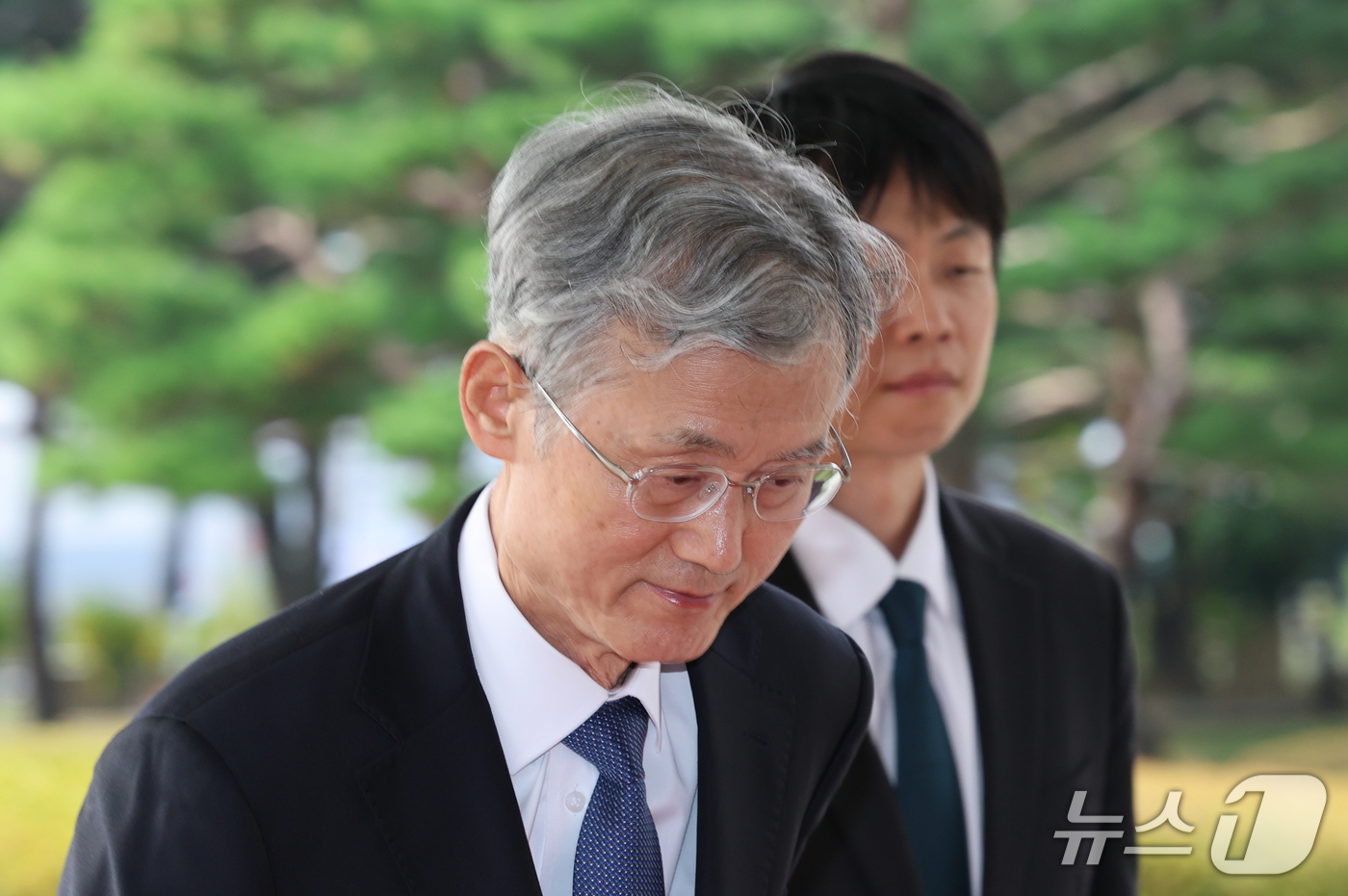 (서울=뉴스1) 박세연 기자 = 조희대 대법원장이 12일 오전 서울 서초구 대법원으로 출근하고 있다. 2026.10.12/뉴스1