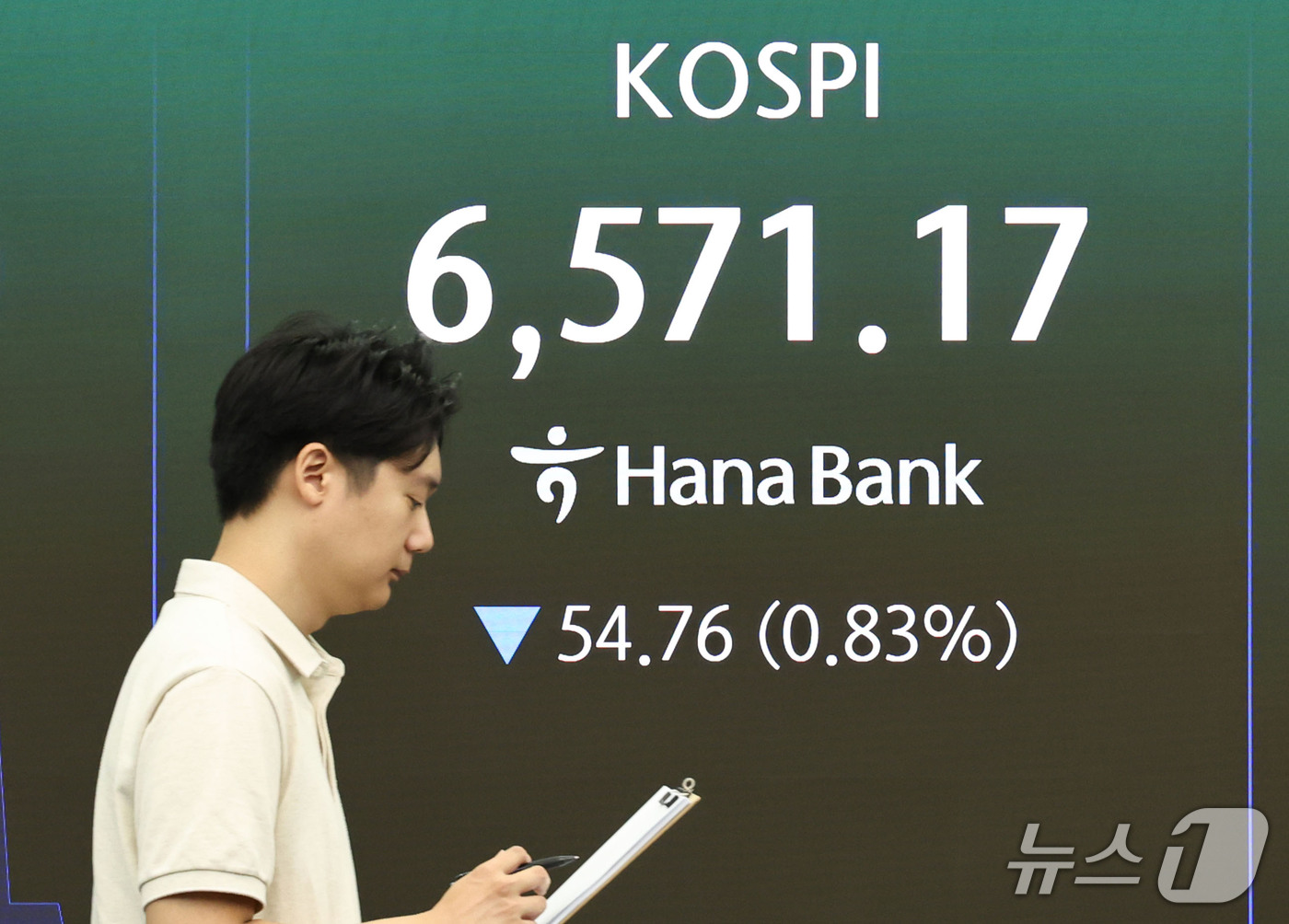 (서울=뉴스1) 이종수 기자 = 12일 오전 서울 중구 하나은행 딜링룸 전광판에 코스피 지수 등 시황이 표시되고 있다. 이날 코스피는 전 거래일 대비 47.76p(0.72%) 내린 …