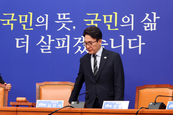 최고위 입장하는 김민석 대표