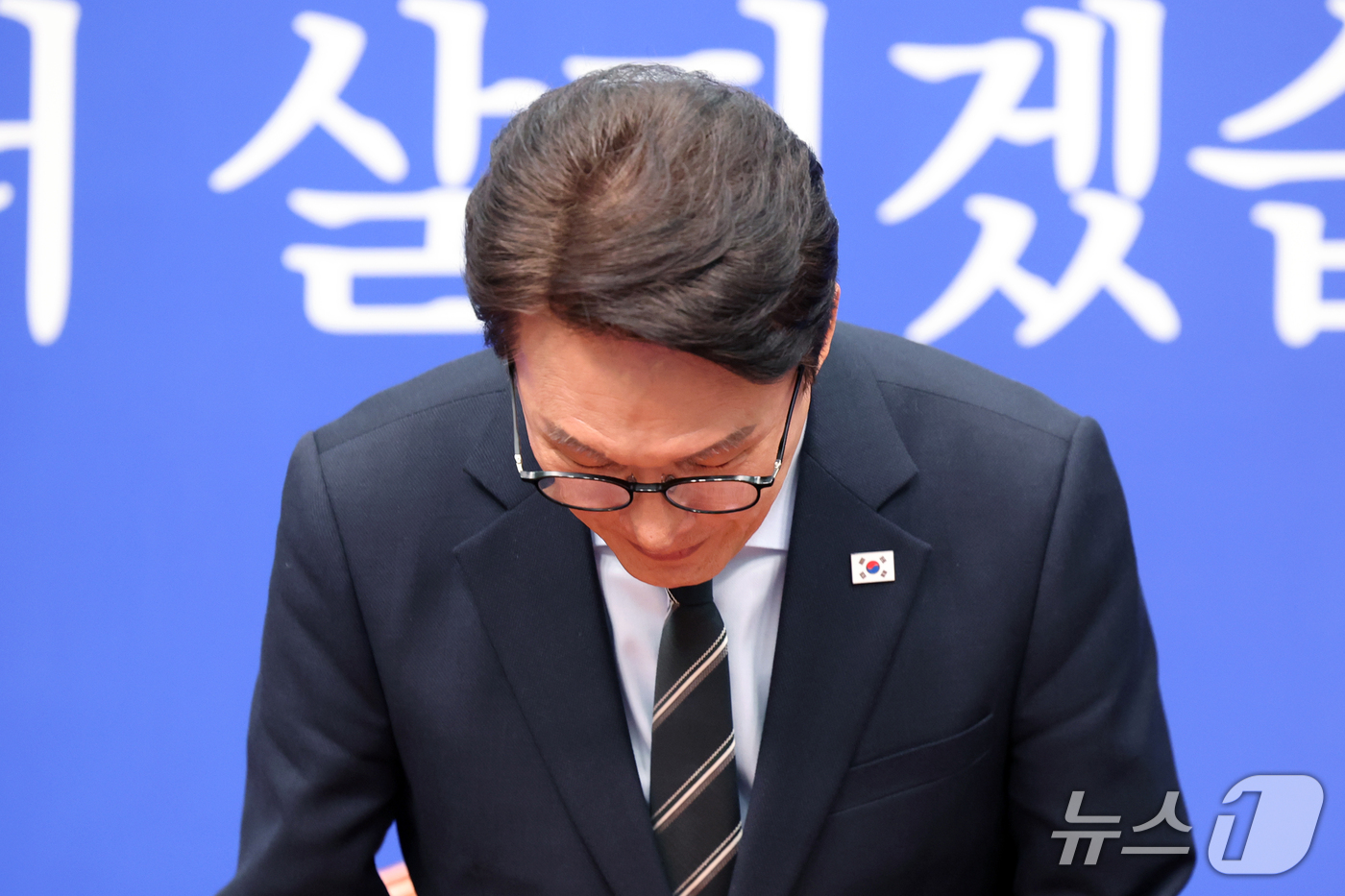 (서울=뉴스1) 황기선 기자 = 김민석 더불어민주당 대표가 12일 오전 서울 여의도 국회에서 열린 최고위원회의에서 인사하고 있다.  2026.10.12/뉴스1