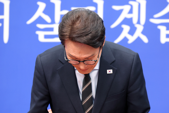 인사하는 김민석 더불어민주당 대표