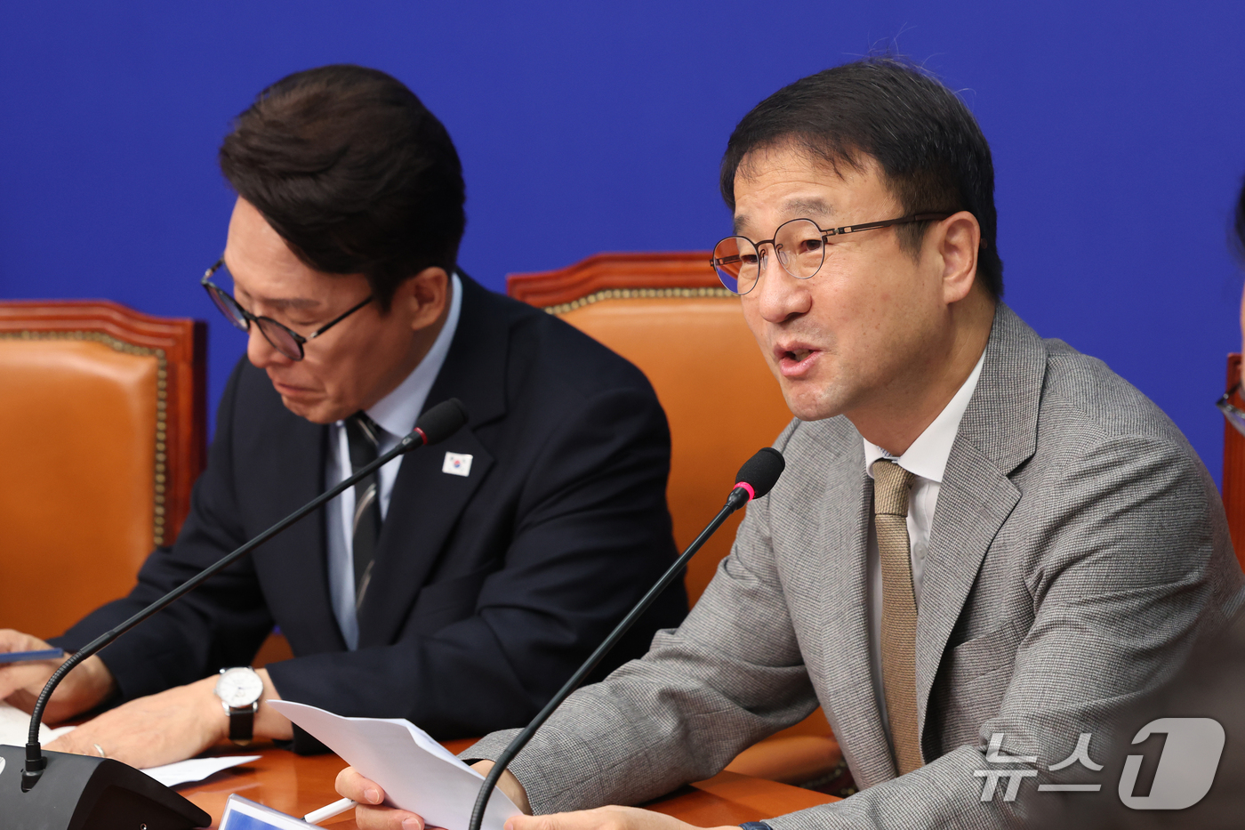 (서울=뉴스1) 황기선 기자 = 한병도 더불어민주당 원내대표가 12일 오전 서울 여의도 국회에서 열린 최고위원회의에서 발언을 하고 있다. 2026.10.12/뉴스1