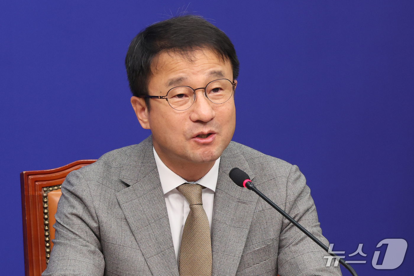 (서울=뉴스1) 황기선 기자 = 한병도 더불어민주당 원내대표가 12일 오전 서울 여의도 국회에서 열린 최고위원회의에서 발언을 하고 있다. 2026.10.12/뉴스1
