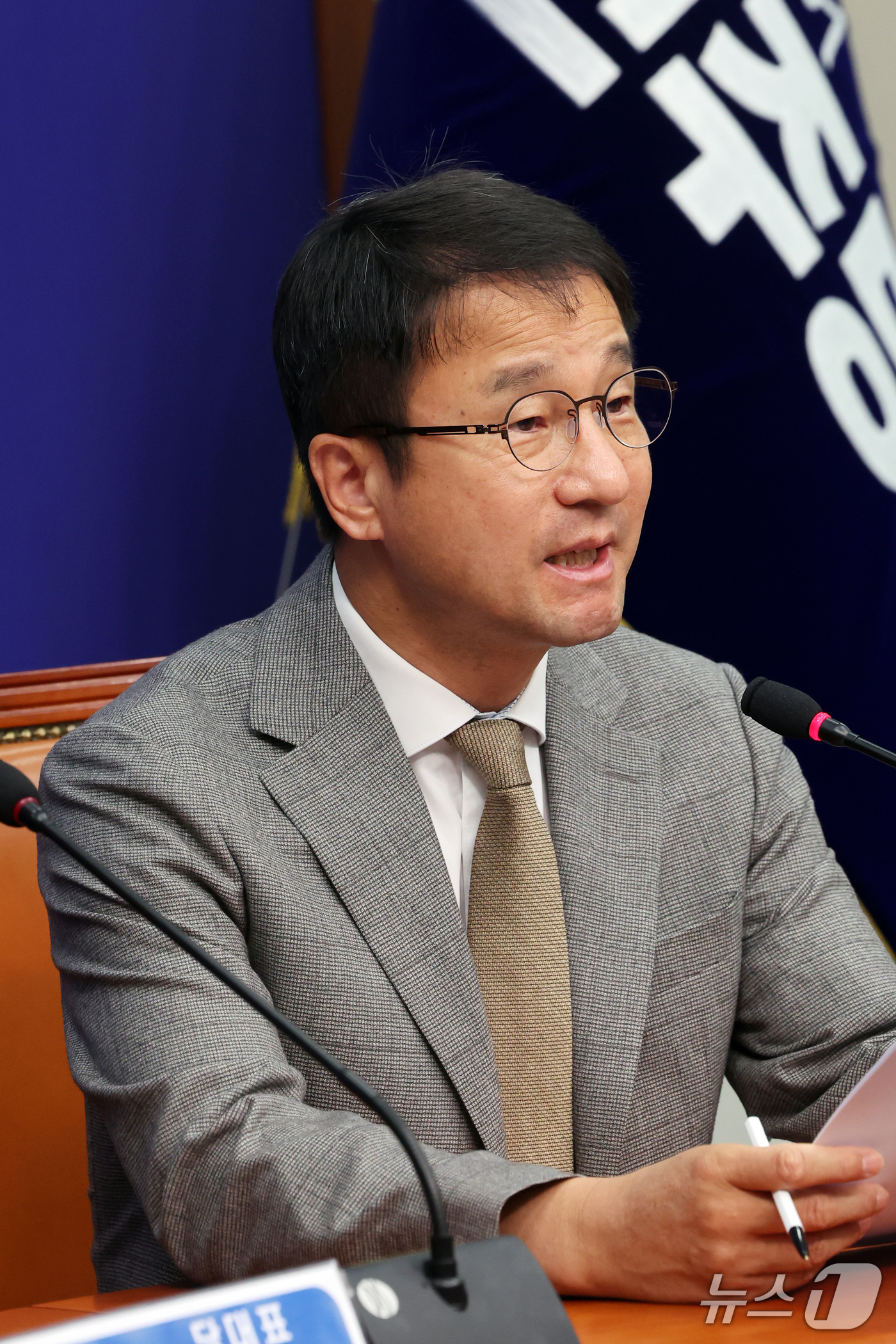 (서울=뉴스1) 황기선 기자 = 한병도 더불어민주당 원내대표가 12일 오전 서울 여의도 국회에서 열린 최고위원회의에서 발언을 하고 있다. 2026.10.12/뉴스1