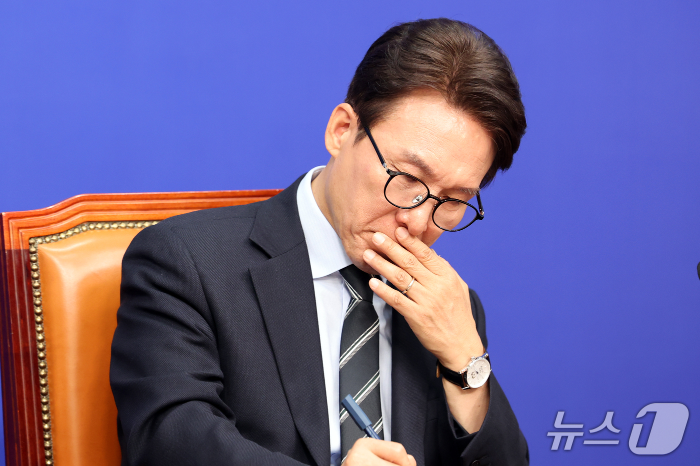 (서울=뉴스1) 황기선 기자 = 김민석 더불어민주당 대표가 12일 오전 서울 여의도 국회에서 열린 최고위원회의에서 생각에 잠겨 있다.  2026.10.12/뉴스1