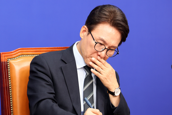생각에 잠긴 김민석 대표