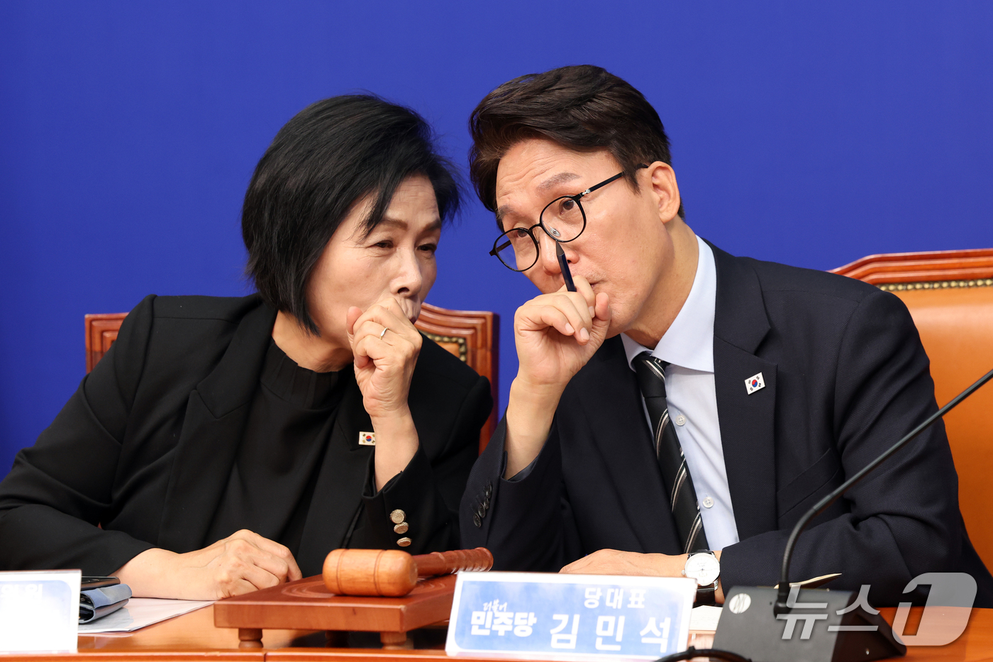 (서울=뉴스1) 황기선 기자 = 더불어민주당 김민석 대표와 최민희 최고위원이 12일 오전 서울 여의도 국회에서 열린 최고위원회의에서 대화를 나누고 있다.  2026.10.12/뉴스 …