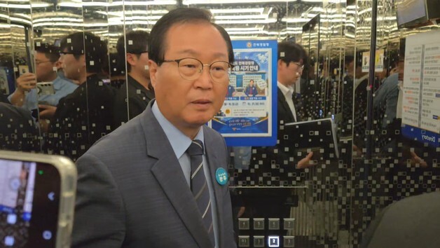 '공선법 위반 혐의' 유희태 완주군수 경찰 소환
