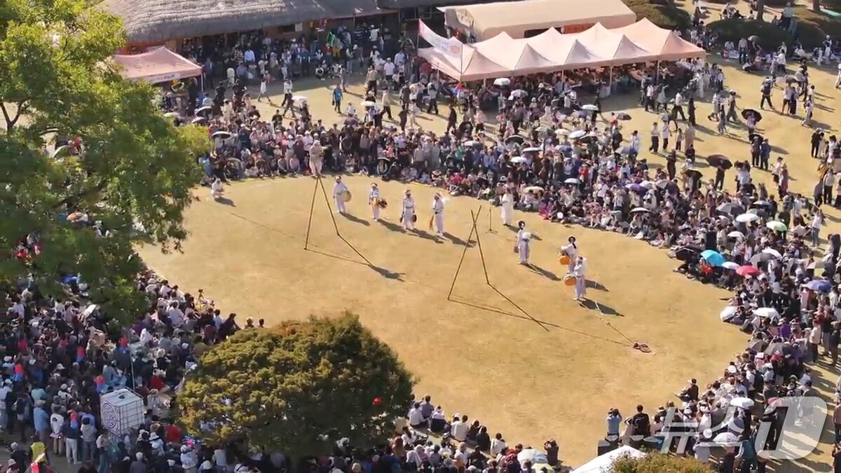 본문 이미지 - 제23회 서산해미읍성축제 기간인 지난 10일 충남 서산시 해미읍성에서 줄타기 전통 민속공연이 펼쳐진 가운데 관람객들이 공연장을 둘러싸고 관람하고 있다.(서산시 제공. 재판매 및 DB 금지)