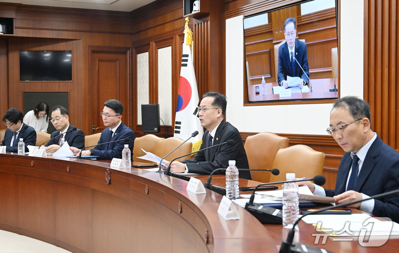 (서울=뉴스1) = 이형일 부총리 겸 재정경제부 장관이 12일 서울 종로구 정부서울청사에서 열린 공급망안정화위원회를 주재하고 있다. (재정경제부 제공. 재판매 및 DB 금지) 20 …