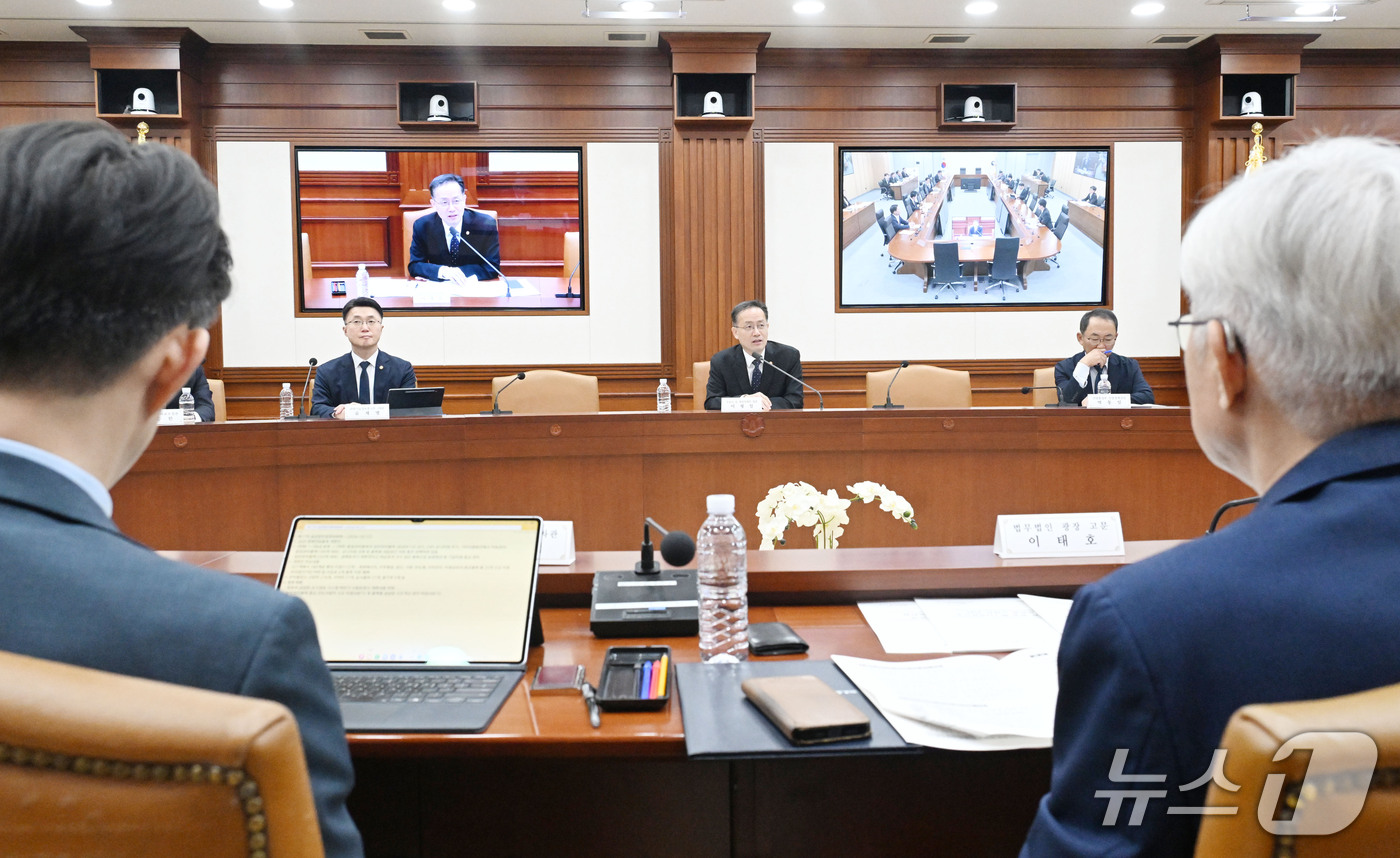 (서울=뉴스1) = 이형일 부총리 겸 재정경제부 장관이 12일 서울 종로구 정부서울청사에서 열린 공급망안정화위원회를 주재하고 있다. (재정경제부 제공. 재판매 및 DB 금지) 20 …