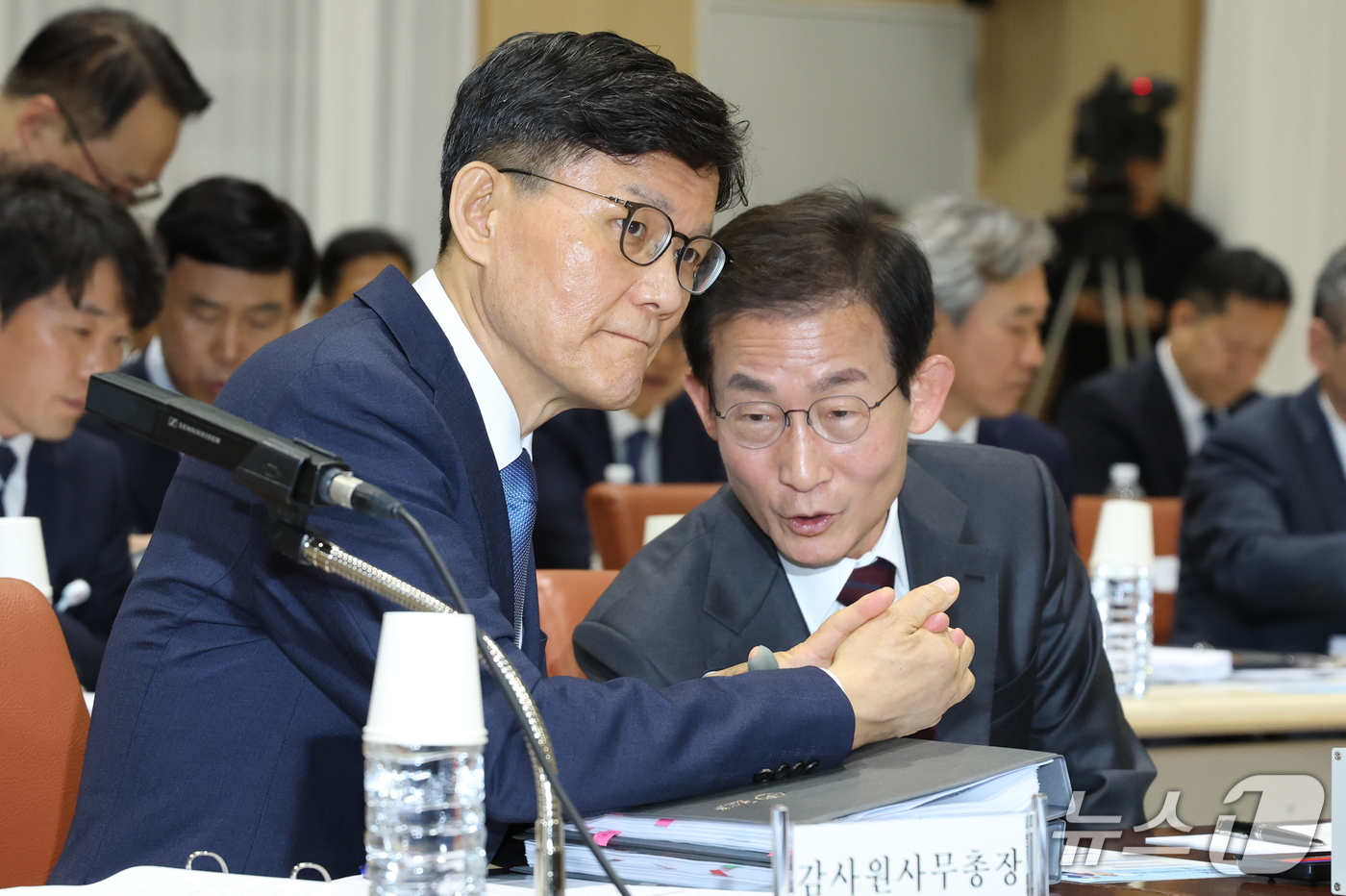 (서울=뉴스1) 이광호 기자 = 김호철 감사원장이 12일 오전 서울 종로구 감사원에서 열린 국회 법제사법위원회의 감사원에 대한 국정감사에서 정상우 사무총장과 대화하고 있다.   2 …