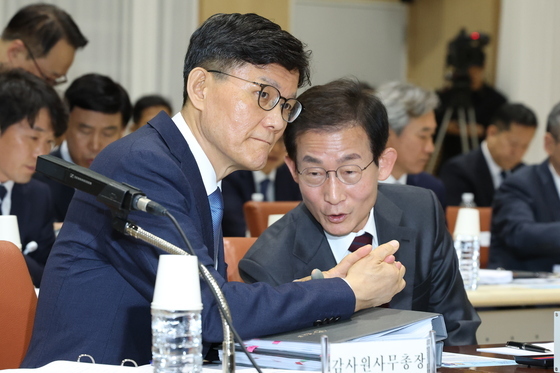 [국감] 정상우 사무총장과 대화하는 김호철 감사원장