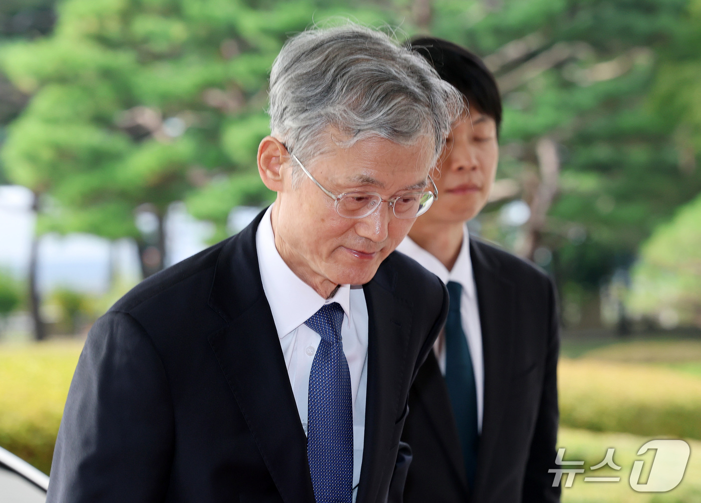 (서울=뉴스1) 박세연 기자 = 조희대 대법원장이 12일 오전 서울 서초구 대법원으로 출근하고 있다. 2026.10.12/뉴스1
