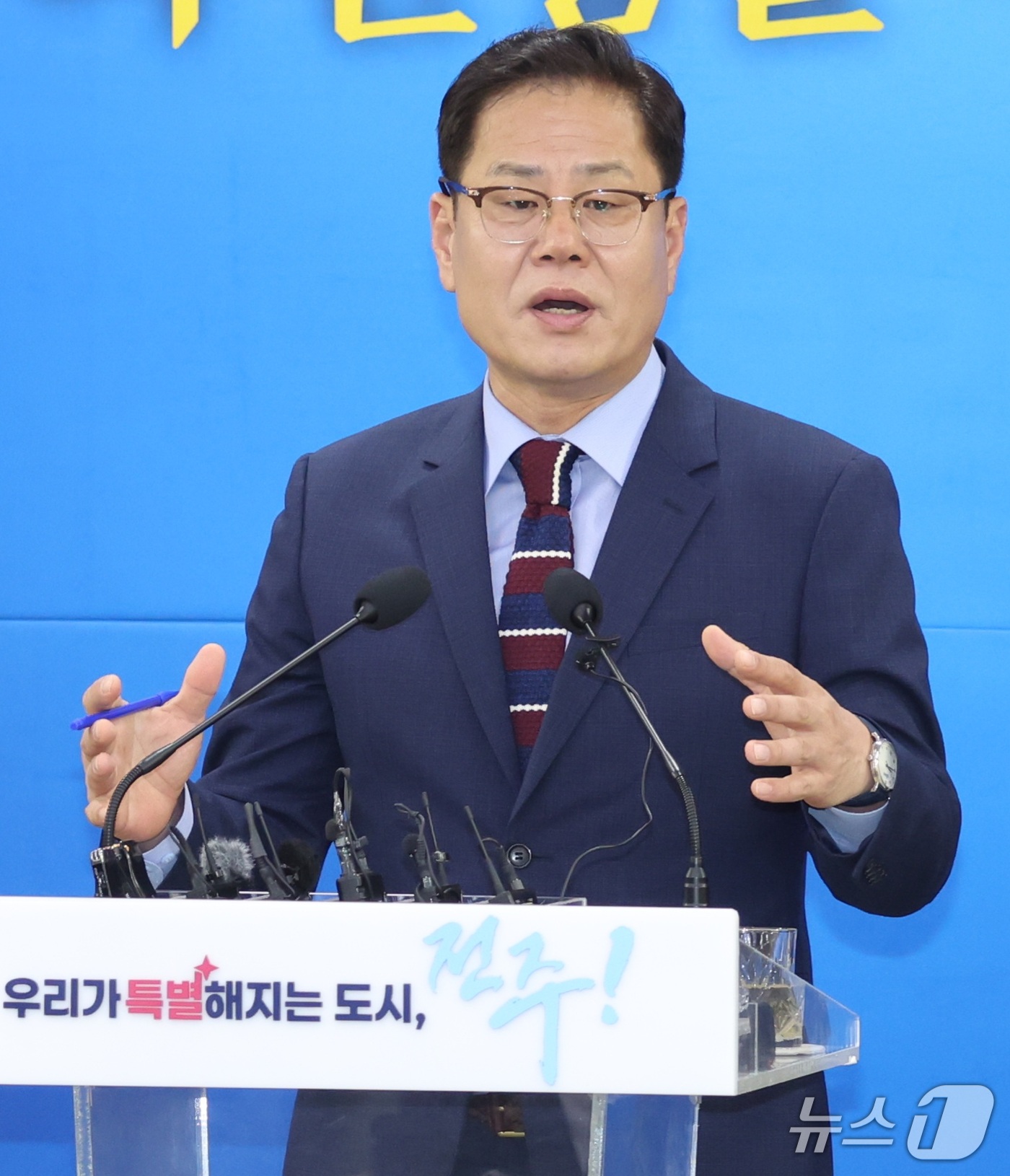 (전주=뉴스1) 유경석 기자 = 조지훈 전주시장이 12일 전북 전주시 전주시청에서 민선 9기 출범 100일 기자회견을 열고 질의에 답변을 하고 있다. 2026.10.12/뉴스1