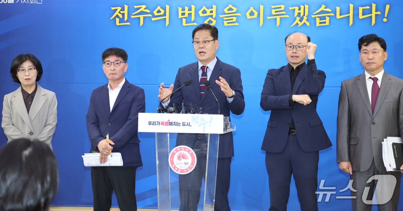 (전주=뉴스1) 유경석 기자 = 조지훈 전주시장이 12일 전북 전주시 전주시청에서 민선 9기 출범 100일 기자회견을 열고 질의에 답변을 하고 있다. 2026.10.12/뉴스1
