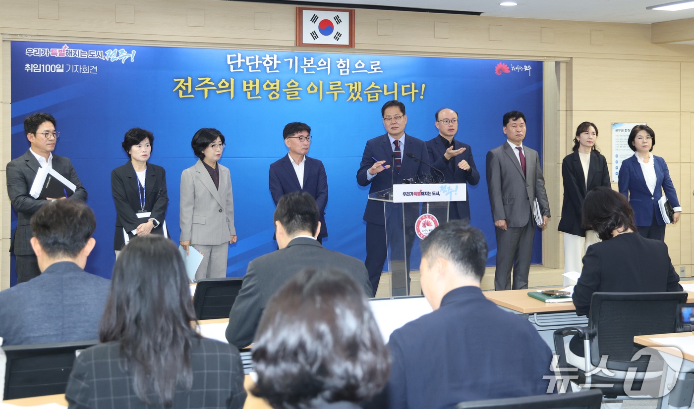 (전주=뉴스1) 유경석 기자 = 조지훈 전주시장이 12일 전북 전주시 전주시청에서 민선 9기 출범 100일 기자회견을 열고 질의에 답변을 하고 있다. 2026.10.12/뉴스1