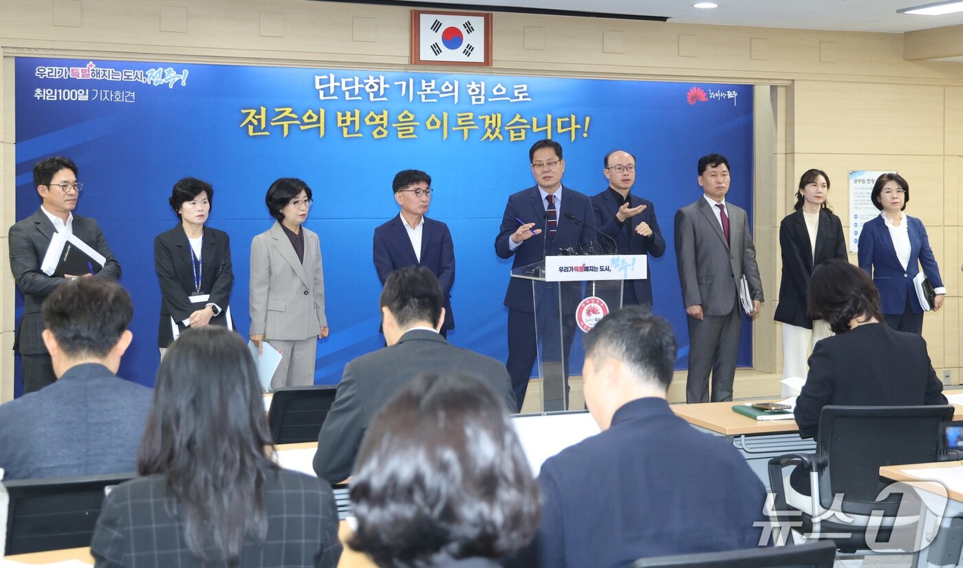본문 이미지 - 조지훈 전주시장이 12일 전북 전주시 전주시청에서 민선 9기 출범 100일 기자회견을 열고 질의에 답변을 하고 있다. 2026.10.12 ⓒ 뉴스1 유경석 기자