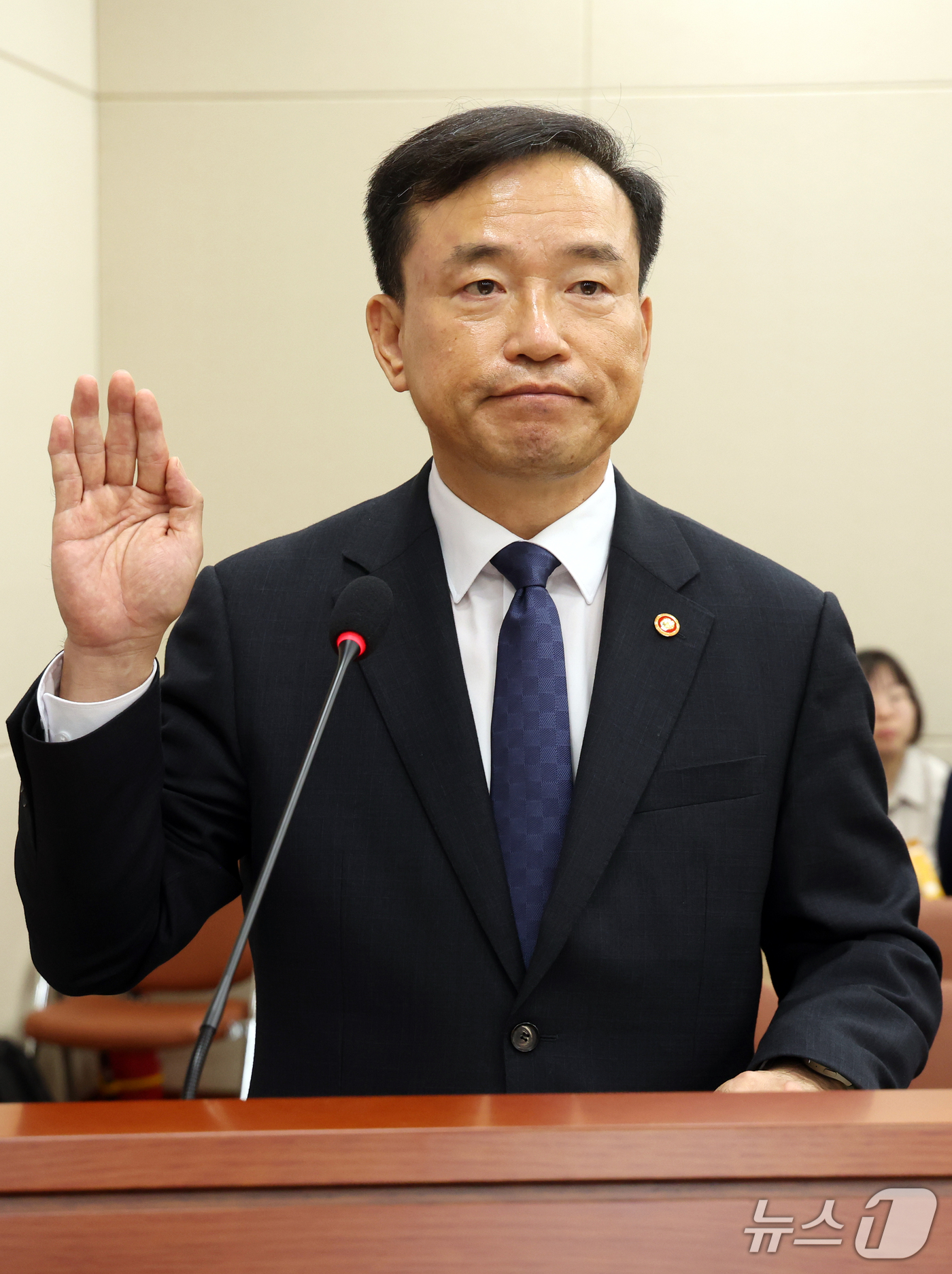 (서울=뉴스1) 황기선 기자 = 김종철 방송미디어통신위원장이 12일 서울 여의도 국회 과학기술정보방송통신위원회에서 열린 방송미디어통신위원회 등에 대한 국정감사에서 선서를 하고 있다 …