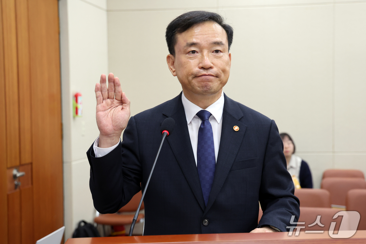 (서울=뉴스1) 황기선 기자 = 김종철 방송미디어통신위원장이 12일 서울 여의도 국회 과학기술정보방송통신위원회에서 열린 방송미디어통신위원회 등에 대한 국정감사에서 선서를 하고 있다 …