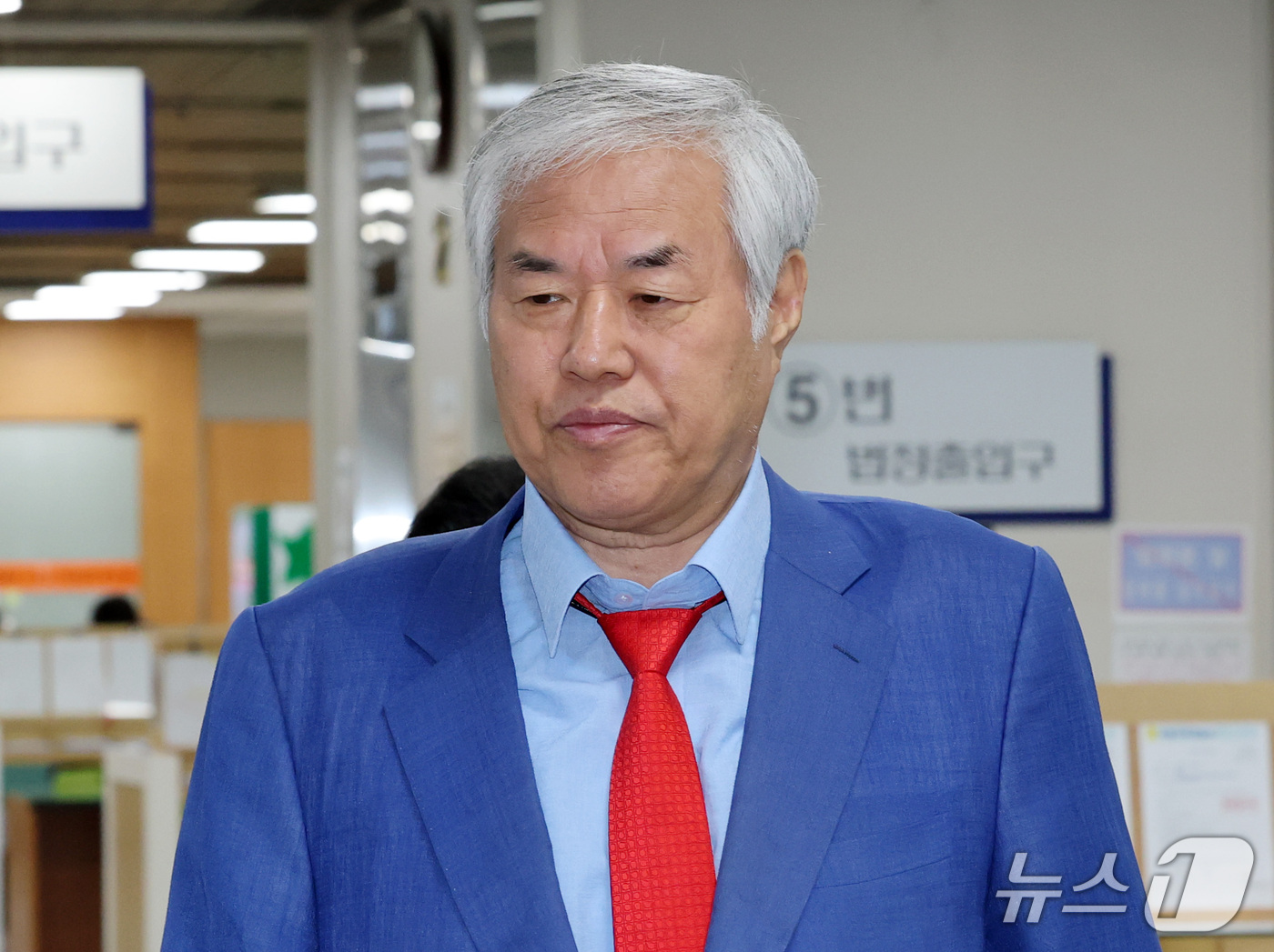 (서울=뉴스1) 박세연 기자 = 전광훈 사랑제일교회 목사가 12일 서초구 서울중앙지방법원에서 열린 공직선거법위반 공판에 출석하고 있다. 2026.10.12/뉴스1