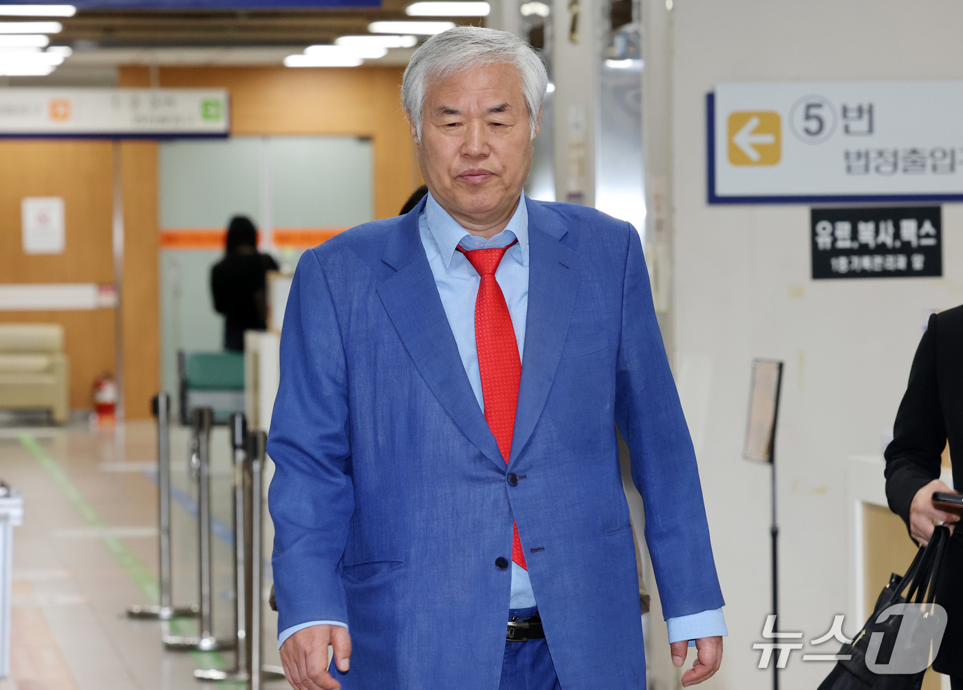 (서울=뉴스1) 박세연 기자 = 전광훈 사랑제일교회 목사가 12일 서초구 서울중앙지방법원에서 열린 공직선거법위반 공판에 출석하고 있다. 2026.10.12/뉴스1
