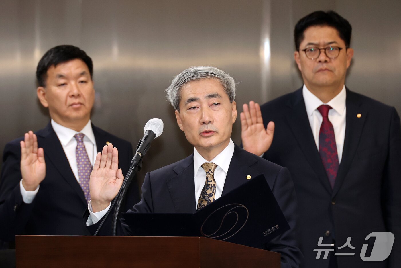 본문 이미지 - 신현송 한국은행 총재가 12일 오전 서울시 중구 남대문로 한국은행에서 열린 국회 재정경제기획위원회의 한국은행 국정감사에서 증인 선서를 하고 있다. (공동취재) 2026.10.12 ⓒ 뉴스1 박정호 기자