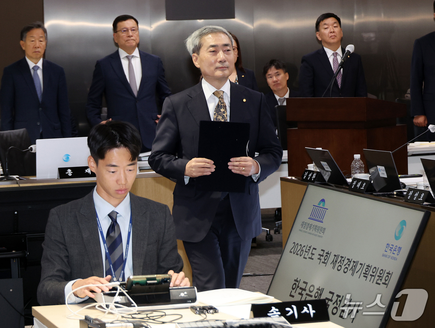 (서울=뉴스1) 박정호 기자 = 신현송 한국은행 총재가 12일 오전 서울시 중구 남대문로 한국은행에서 열린 국회 재정경제기획위원회의 한국은행 국정감사에서 증인 선서를 마친 뒤 선서 …