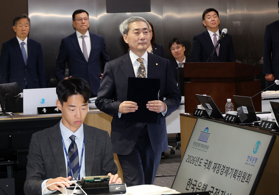 [국감] 선서문 제출 이동하는 신현송 한은 총재